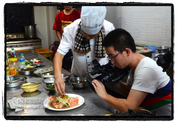 此次攝制組通過拍攝婺源代表名菜糊豆腐、粉蒸肉、荷包紅魚、賽鵝頸及地方小吃清明果、灰汁果、糯米子糕等來詮釋婺源美食經(jīng)典，展示婺源食文化，打造獨(dú)屬婺源的美食符號。