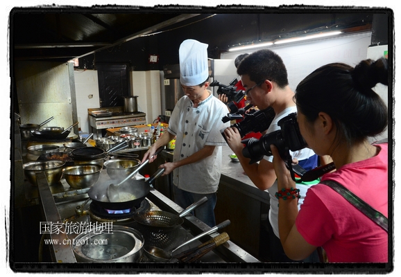 此次攝制組通過拍攝婺源代表名菜糊豆腐、粉蒸肉、荷包紅魚、賽鵝頸及地方小吃清明果、灰汁果、糯米子糕等來詮釋婺源美食經(jīng)典，展示婺源食文化，打造獨(dú)屬婺源的美食符號。