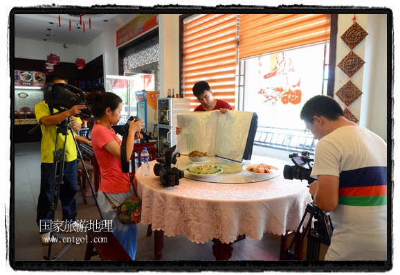 此次攝制組通過拍攝婺源代表名菜糊豆腐、粉蒸肉、荷包紅魚、賽鵝頸及地方小吃清明果、灰汁果、糯米子糕等來詮釋婺源美食經(jīng)典，展示婺源食文化，打造獨(dú)屬婺源的美食符號。