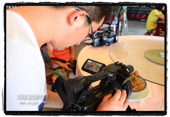 此次攝制組通過拍攝婺源代表名菜糊豆腐、粉蒸肉、荷包紅魚、賽鵝頸及地方小吃清明果、灰汁果、糯米子糕等來詮釋婺源美食經(jīng)典，展示婺源食文化，打造獨(dú)屬婺源的美食符號。