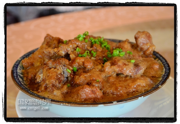 此次攝制組通過拍攝婺源代表名菜糊豆腐、粉蒸肉、荷包紅魚、賽鵝頸及地方小吃清明果、灰汁果、糯米子糕等來詮釋婺源美食經(jīng)典，展示婺源食文化，打造獨(dú)屬婺源的美食符號。