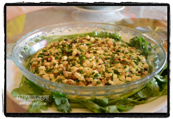 此次攝制組通過拍攝婺源代表名菜糊豆腐、粉蒸肉、荷包紅魚、賽鵝頸及地方小吃清明果、灰汁果、糯米子糕等來詮釋婺源美食經(jīng)典，展示婺源食文化，打造獨(dú)屬婺源的美食符號。