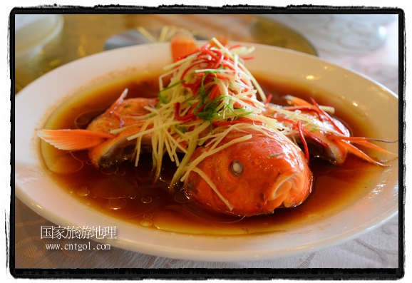 此次攝制組通過拍攝婺源代表名菜糊豆腐、粉蒸肉、荷包紅魚、賽鵝頸及地方小吃清明果、灰汁果、糯米子糕等來詮釋婺源美食經(jīng)典，展示婺源食文化，打造獨(dú)屬婺源的美食符號。