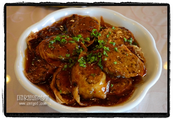 此次攝制組通過拍攝婺源代表名菜糊豆腐、粉蒸肉、荷包紅魚、賽鵝頸及地方小吃清明果、灰汁果、糯米子糕等來詮釋婺源美食經(jīng)典，展示婺源食文化，打造獨(dú)屬婺源的美食符號。