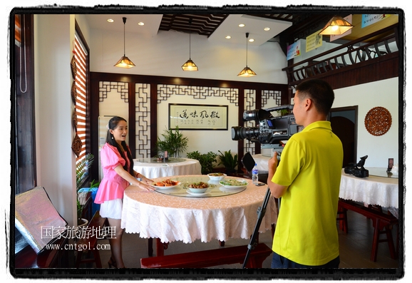 此次攝制組通過拍攝婺源代表名菜糊豆腐、粉蒸肉、荷包紅魚、賽鵝頸及地方小吃清明果、灰汁果、糯米子糕等來詮釋婺源美食經(jīng)典，展示婺源食文化，打造獨(dú)屬婺源的美食符號。