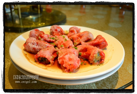 此次攝制組通過拍攝婺源代表名菜糊豆腐、粉蒸肉、荷包紅魚、賽鵝頸及地方小吃清明果、灰汁果、糯米子糕等來詮釋婺源美食經(jīng)典，展示婺源食文化，打造獨(dú)屬婺源的美食符號。