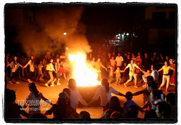 甘肅平?jīng)鍪嗅轻脊沛?zhèn)舉辦了篝火晚會(huì)，1000余名市民參與其中，大家載歌載舞，在歡快熱鬧的氣氛中為每一位父親送祝福。父親節(jié)（Father's Day），顧名思義是感恩父親的節(jié)日。約始于二十世紀(jì)初，起源于美國，現(xiàn)已廣泛流傳于世界各地，節(jié)日日期因地域而存在差異。