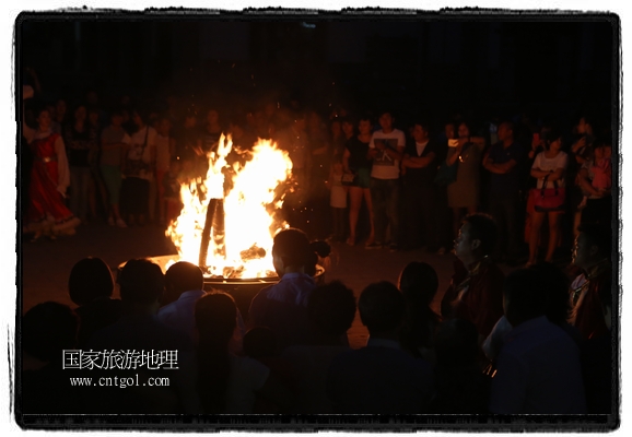 甘肅平?jīng)鍪嗅轻脊沛?zhèn)舉辦了篝火晚會(huì)，1000余名市民參與其中，大家載歌載舞，在歡快熱鬧的氣氛中為每一位父親送祝福。父親節(jié)（Father's Day），顧名思義是感恩父親的節(jié)日。約始于二十世紀(jì)初，起源于美國，現(xiàn)已廣泛流傳于世界各地，節(jié)日日期因地域而存在差異。