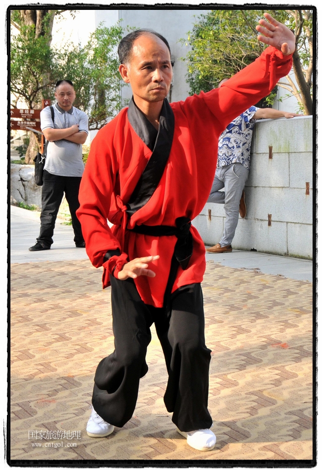 6月20日，小朋友們和中國(guó)武術(shù)愛(ài)好者們?cè)诮魇℃脑纯h熹園景區(qū)表演中國(guó)傳統(tǒng)的中國(guó)武術(shù)功夫，吸引許多游人前來(lái)駐足觀看。當(dāng)日是中國(guó)傳統(tǒng)的端午節(jié)，江西省婺源縣的中國(guó)武術(shù)愛(ài)好者們通過(guò)表演中國(guó)武術(shù)功夫，打太極，表演了少林棍、硬氣功、自選拳等少林寺功夫，讓孩子們從小學(xué)習(xí)中國(guó)武術(shù)，傳承中國(guó)武德，感受先人過(guò)端午的氛圍。