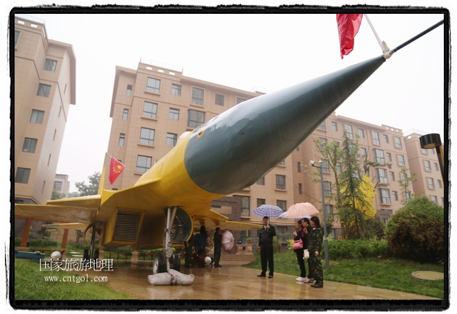 小區(qū)突然出現(xiàn)“飛機(jī)坦克”，其中殲15艦載戰(zhàn)斗機(jī)一架、99式主戰(zhàn)坦克一輛、武直-10武裝直升機(jī)一架，吸引了眾多市民雨中圍觀(guān)、合影。