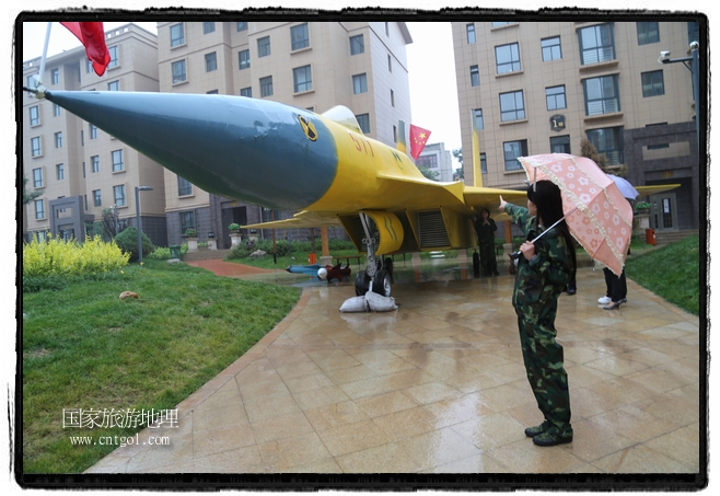 小區(qū)突然出現(xiàn)“飛機(jī)坦克”，其中殲15艦載戰(zhàn)斗機(jī)一架、99式主戰(zhàn)坦克一輛、武直-10武裝直升機(jī)一架，吸引了眾多市民雨中圍觀(guān)、合影。