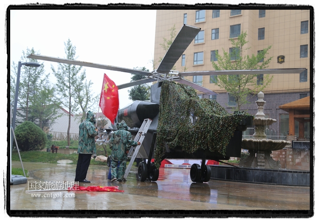 小區(qū)突然出現(xiàn)“飛機(jī)坦克”，其中殲15艦載戰(zhàn)斗機(jī)一架、99式主戰(zhàn)坦克一輛、武直-10武裝直升機(jī)一架，吸引了眾多市民雨中圍觀(guān)、合影。