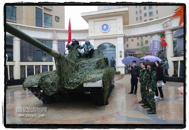 小區(qū)突然出現(xiàn)“飛機(jī)坦克”，其中殲15艦載戰(zhàn)斗機(jī)一架、99式主戰(zhàn)坦克一輛、武直-10武裝直升機(jī)一架，吸引了眾多市民雨中圍觀(guān)、合影。