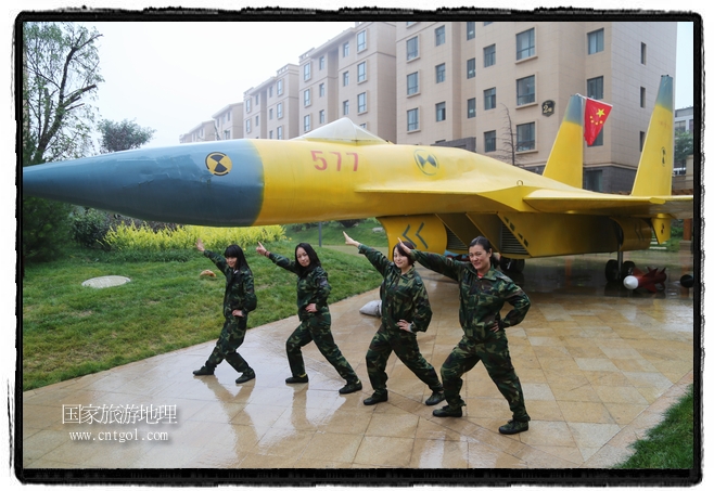 小區(qū)突然出現(xiàn)“飛機(jī)坦克”，其中殲15艦載戰(zhàn)斗機(jī)一架、99式主戰(zhàn)坦克一輛、武直-10武裝直升機(jī)一架，吸引了眾多市民雨中圍觀(guān)、合影。