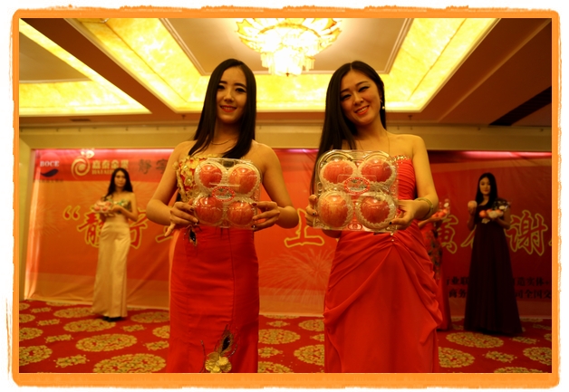 甘肅平涼:妙齡妹子表演T臺秀 不秀身材秀“金果”(圖)