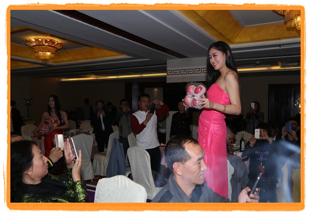 甘肅平涼:妙齡妹子表演T臺秀 不秀身材秀“金果”(圖)