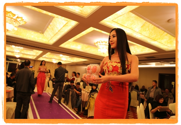 甘肅平涼:妙齡妹子表演T臺秀 不秀身材秀“金果”(圖)