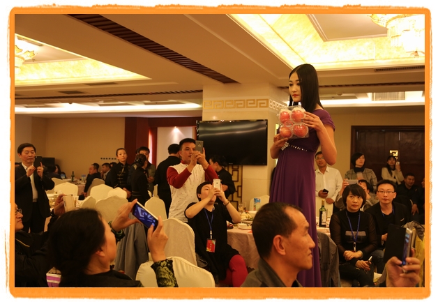 甘肅平涼:妙齡妹子表演T臺秀 不秀身材秀“金果”(圖)