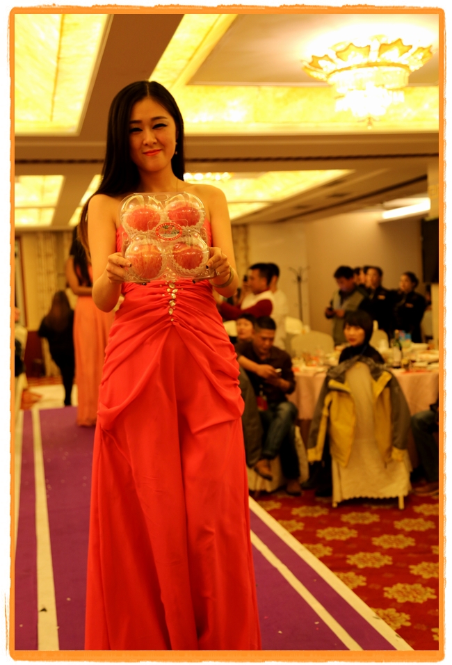 甘肅平涼:妙齡妹子表演T臺秀 不秀身材秀“金果”(圖)