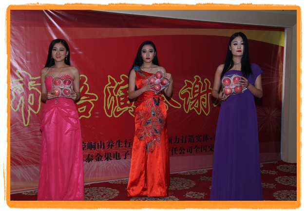 甘肅平涼:妙齡妹子表演T臺秀 不秀身材秀“金果”(圖)