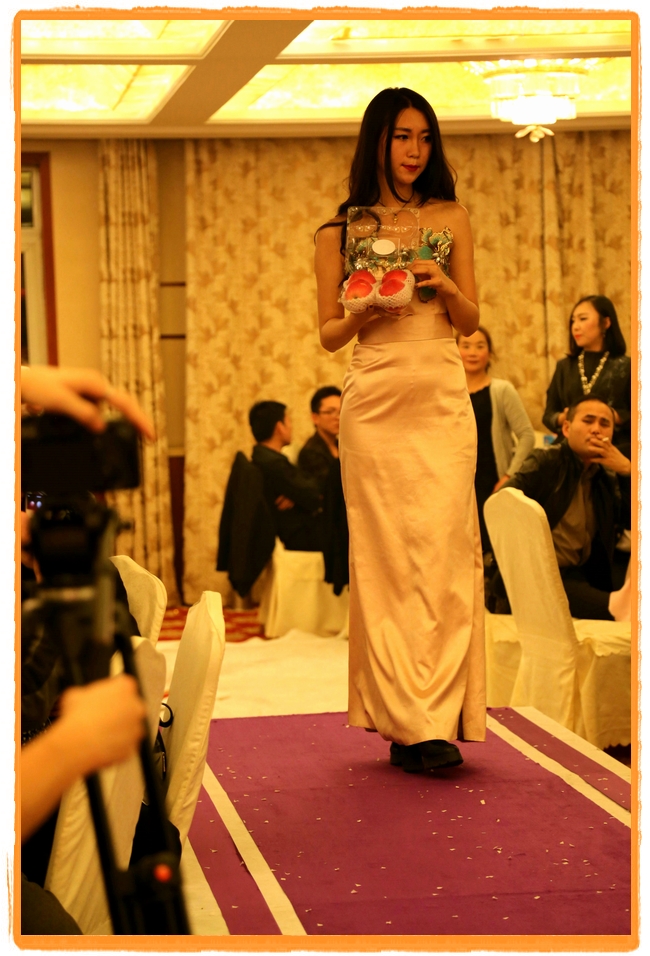 甘肅平涼:妙齡妹子表演T臺秀 不秀身材秀“金果”(圖)