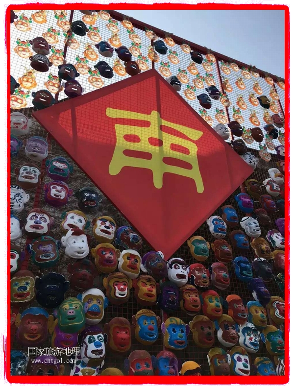 中國(guó)規(guī)模最大的猴面具彩繪在南潯古鎮(zhèn)展示。猴子真是今年最紅的動(dòng)物。 