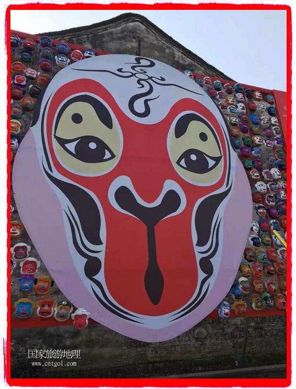 中國(guó)規(guī)模最大的猴面具彩繪在南潯古鎮(zhèn)展示。猴子真是今年最紅的動(dòng)物。 