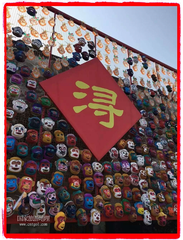 中國(guó)規(guī)模最大的猴面具彩繪在南潯古鎮(zhèn)展示。猴子真是今年最紅的動(dòng)物。 