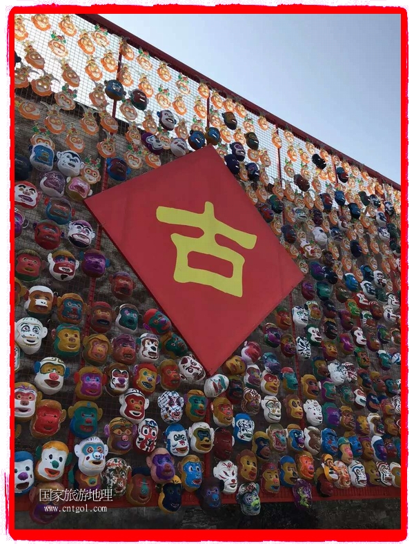 中國(guó)規(guī)模最大的猴面具彩繪在南潯古鎮(zhèn)展示。猴子真是今年最紅的動(dòng)物。 