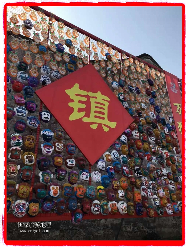 中國(guó)規(guī)模最大的猴面具彩繪在南潯古鎮(zhèn)展示。猴子真是今年最紅的動(dòng)物。 