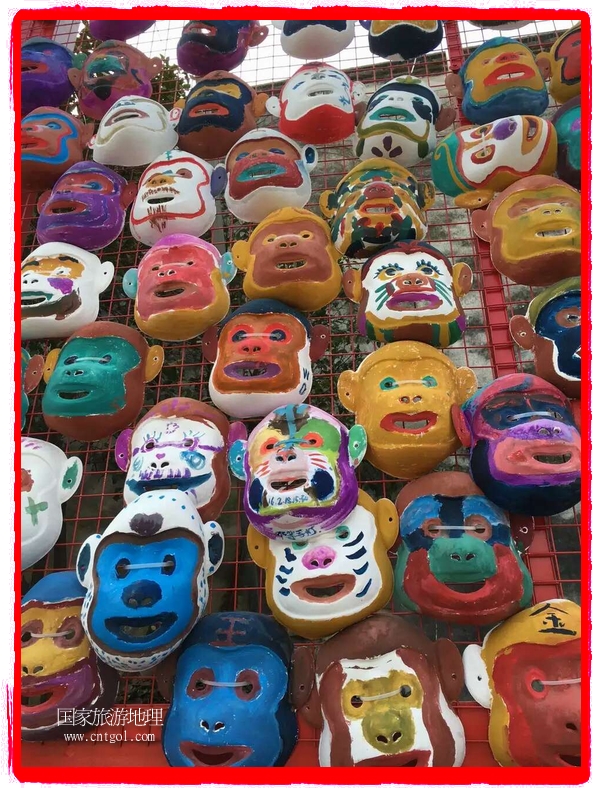 中國(guó)規(guī)模最大的猴面具彩繪在南潯古鎮(zhèn)展示。猴子真是今年最紅的動(dòng)物。 