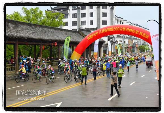 來自江西、安徽、浙江、福建等省市近千名選手參加了比賽，婺源賽道沿途的秀美風光和徽派古村落，給參賽選手留下美好的印象。