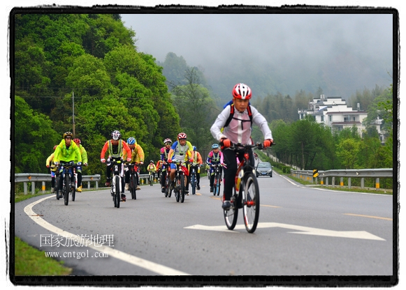 來自江西、安徽、浙江、福建等省市近千名選手參加了比賽，婺源賽道沿途的秀美風光和徽派古村落，給參賽選手留下美好的印象。