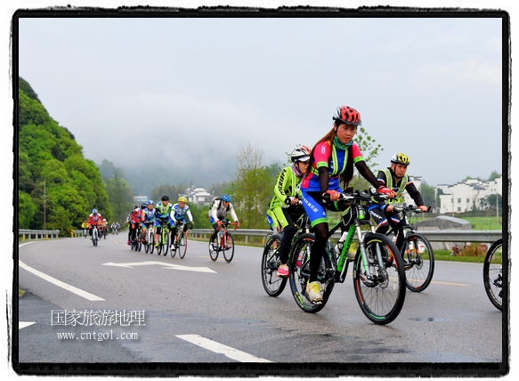 來自江西、安徽、浙江、福建等省市近千名選手參加了比賽，婺源賽道沿途的秀美風光和徽派古村落，給參賽選手留下美好的印象。