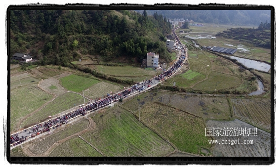 1700桌合攏宴，總長3.7公里，10380人同桌就餐，創(chuàng)歷史之最