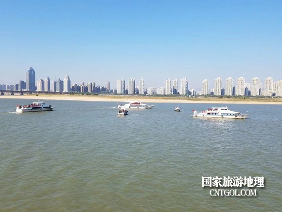 江西開展呵護一湖清水，嚴(yán)厲打擊非法采砂行動（圖）